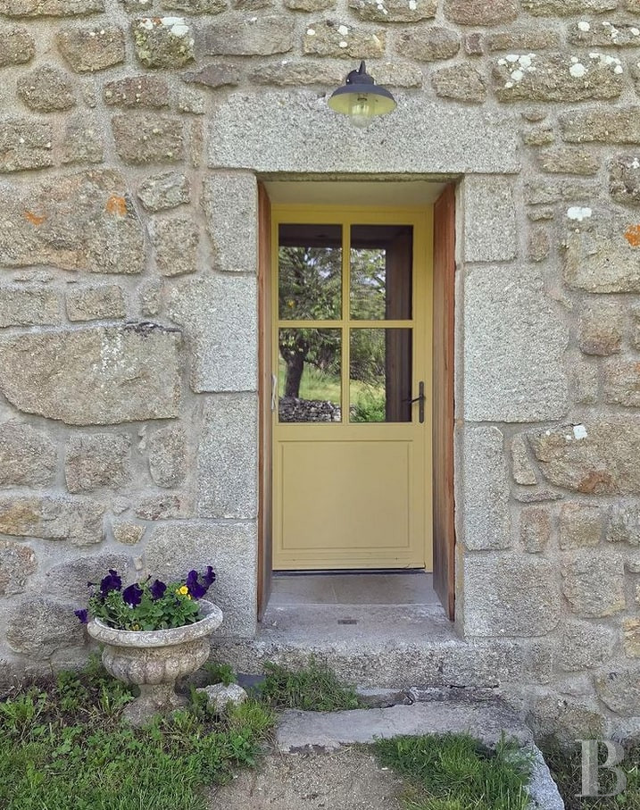An old farm and dovecote in Lozère, at the entrance to the Aubrac plateau - photo  n°6